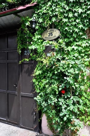 A black garage door with the number 25 and a street sign above it. - Veranda House on Samreklo 25 (Tbilisi)