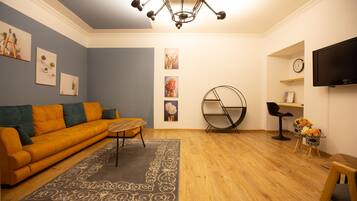 Design House | Living room | 50-inch flat-screen TV with cable channels, Smart TV