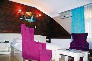 Frigobar, escrivaninha, espaço de trabalho para notebook