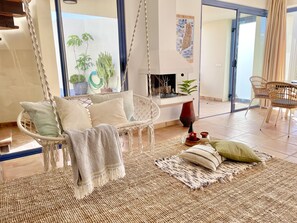 Smart-TV, bøker og stereoanlegg