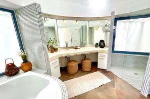 Badekar, hårføner, bidé og håndklær