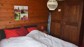 4 bedrooms, iron/ironing board, free WiFi