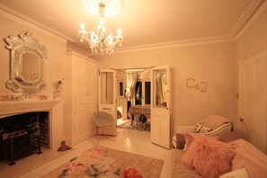 House (3 Bedrooms) | Living area | Flat-screen TV - No. 81 Tower Street (Winchester)