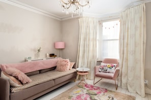 Casa (3 Bedrooms) | Área de estar | TV de tela plana