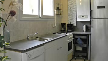 Geladeira, micro-ondas, fogĂŁo, cooktop