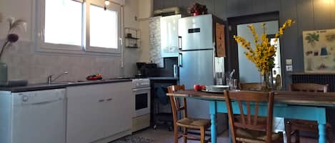 Réfrigérateur, micro-ondes, four, plaque de cuisson
