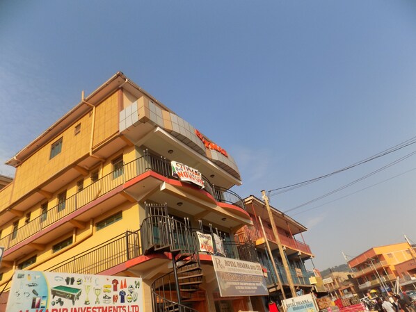 Vista frontal de la propiedad