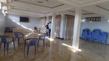 Termasuk sarapan masakan tempatan setiap hari