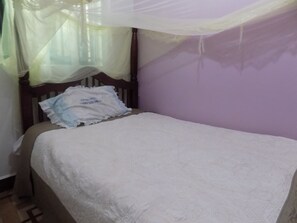 Escritorio, espacio para trabajar con laptop y wifi gratis 