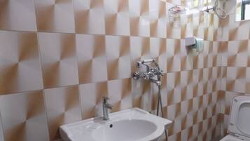 Douche, articles de toilette gratuits, chaussons, serviettes fournies