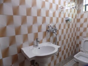 Shower, free toiletries, slippers, towels - Citymax Hotel (Kabale)