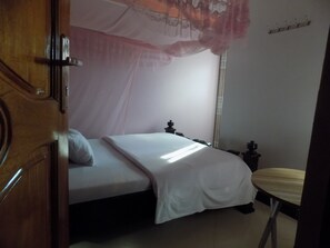Desk, laptop workspace, free WiFi, bed sheets - Citymax Hotel (Kabale)