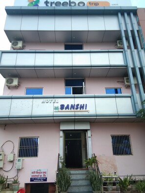 Front of property - Hotel Banshi (Agra)