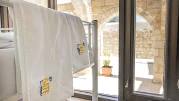 Perusyhteismajoitus, vain naisille (16 Beds) | Työpöytä, kannettavalle tietokoneelle sopiva työtila, ilmainen Wi-Fi