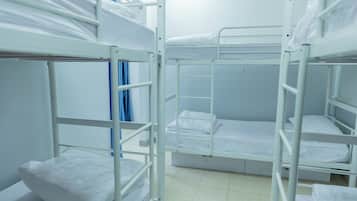 Dormitório compartilhado básico, somente para mulheres (16 Beds) | Escrivaninha, espaço de trabalho para notebook, Wi-Fi de cortesia