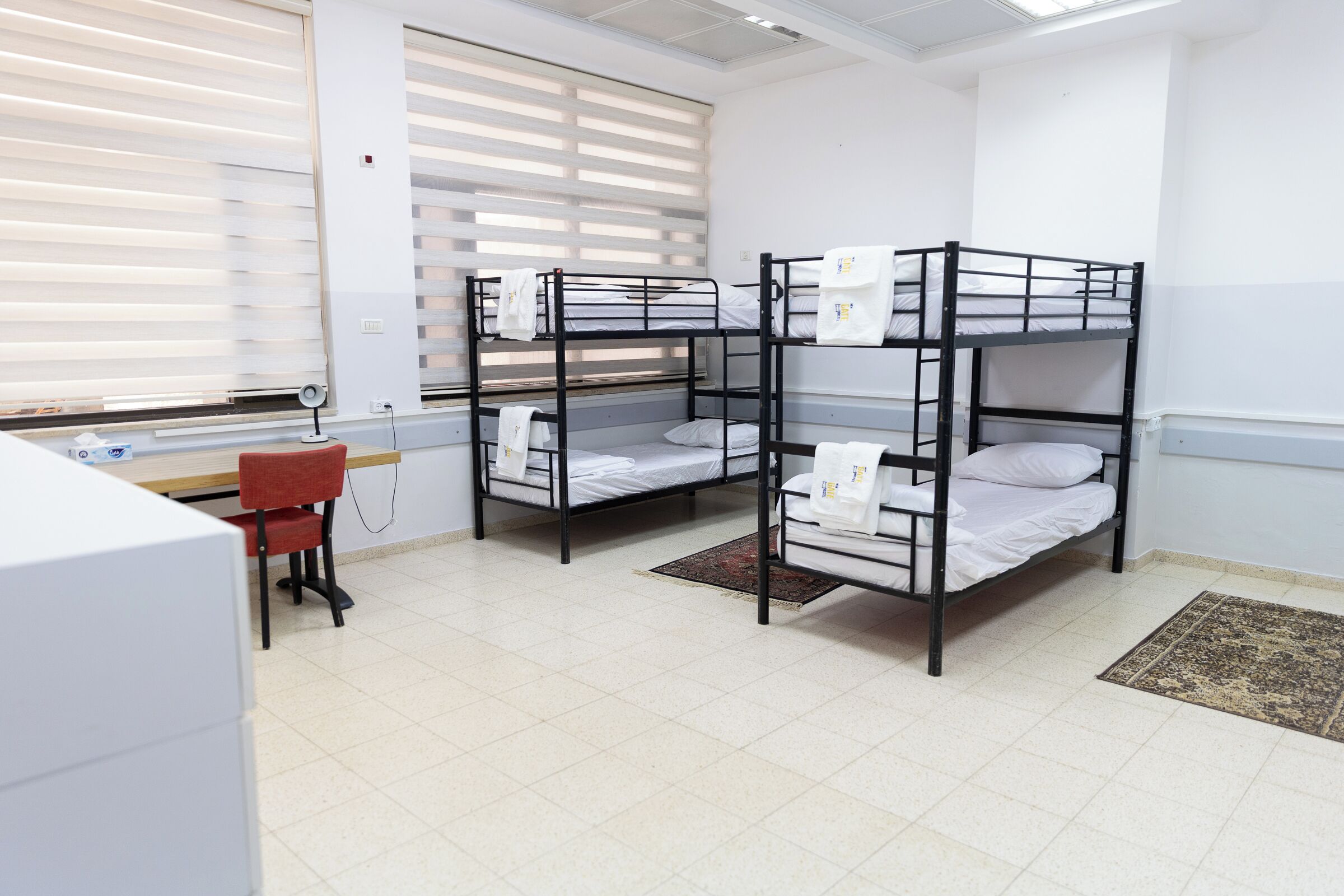 Een bureau, een laptopwerkplek, gratis wifi, beddengoed