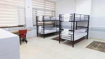 Een bureau, een laptopwerkplek, gratis wifi, beddengoed