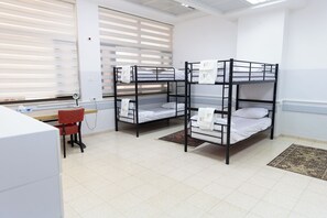 書桌、手提電腦工作空間、免費 Wi-Fi、床單