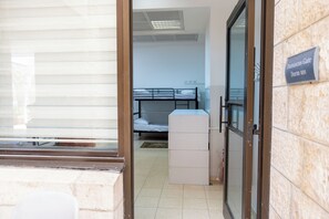 مكتب ومساحة عمل للكمبيوتر المحمول وواي فاي مجانًا وملاءات أسرّة