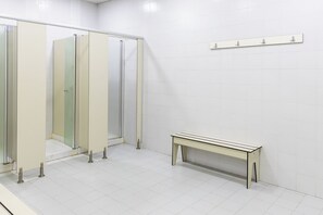 Dortoir partagé de base, femmes uniquement (16 Beds) | Salle de bain | Serviettes fournies, savon, papier de toilette