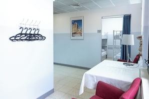 Dormitorio compartido básico, solo para mujeres (16 Beds) | Escritorio, espacio para trabajar con un portátil, wifi gratis