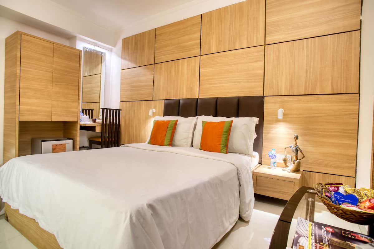 Camera Deluxe | 1 camera, copriletto in piuma, minibar, una scrivania