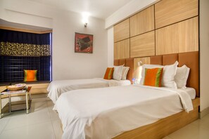 Down comforters, minibar, desk, blackout drapes - Roland Hotel (Kolkata)