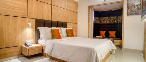 Premier Room with Bay Window Seating | 1 dormitorio, edredones de plumas, minibar y escritorio