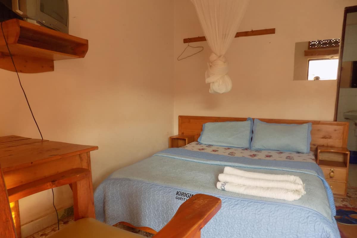 Double Room | Desk, laptop workspace, free WiFi, bed sheets