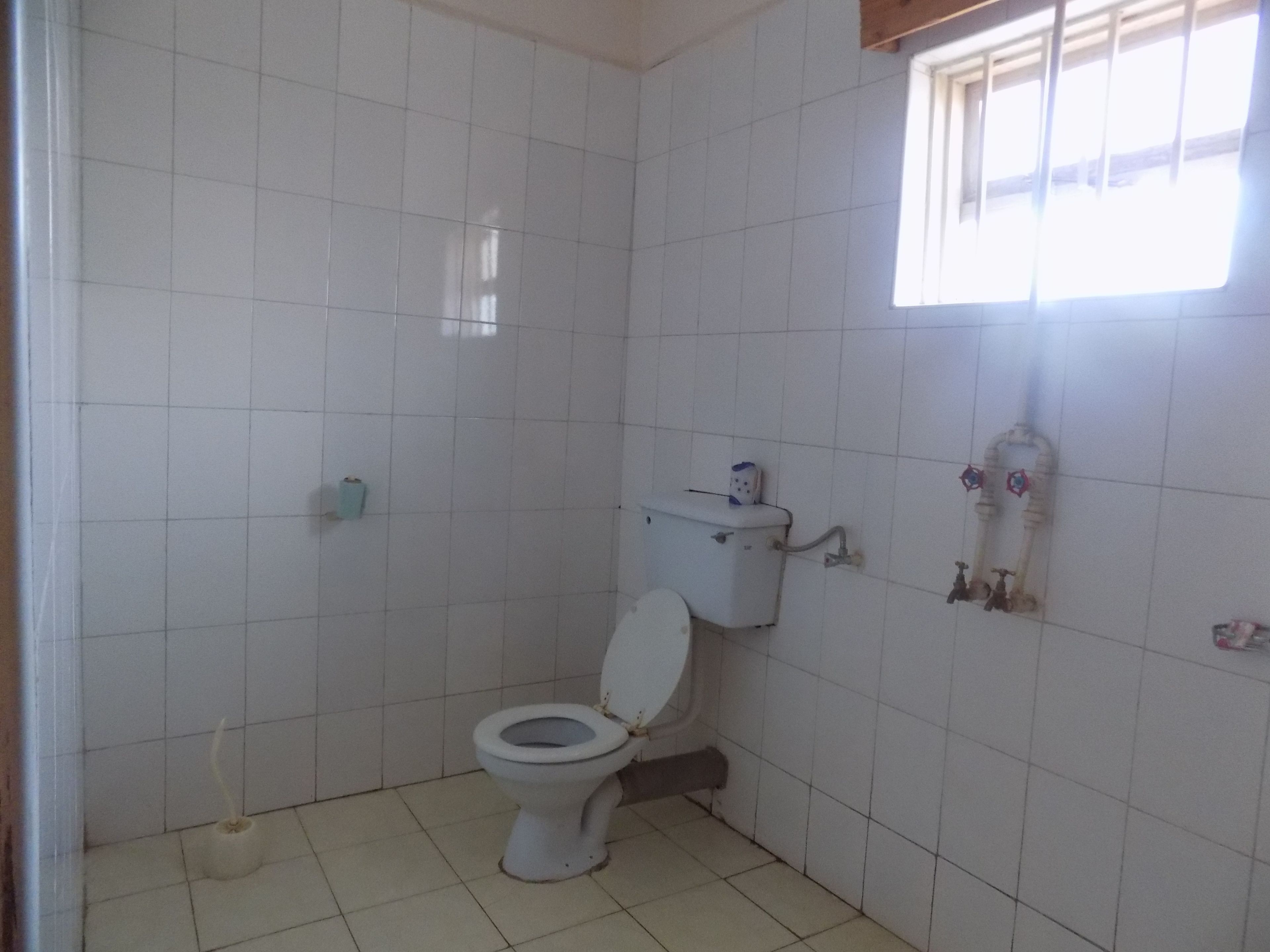 Un baño pequeño y sencillo, con inodoro, bidé y ventana.