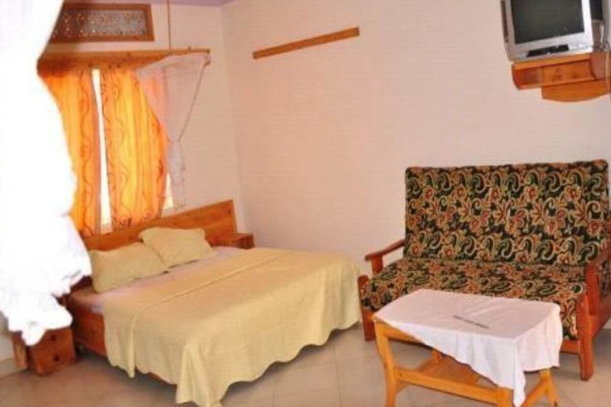Desk, laptop workspace, WiFi (free), bed sheets