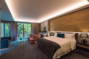 Roupas de cama premium, cofres nos quartos, escrivaninha