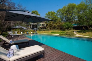 Outdoor pool, pool umbrellas, pool loungers - Vivari Hotel and Spa by Mantis (Krugersdorp)