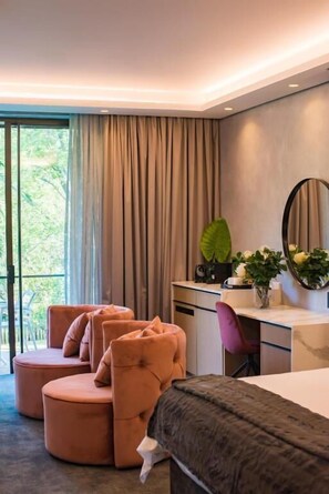 ห้องดีลักซ์, เตียงคิงไซส์ 1 เตียง, ระเบียง | เครื่องนอนระดับพรีเมียม, ตู้นิรภัยในห้องพัก, โต๊ะทำงาน, ผ้าม่านก ันแสง