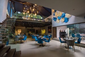 Se sirven desayunos, almuerzos y cenas; cocina local e internacional