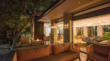 Se sirven desayunos, almuerzos y cenas; cocina local e internacional