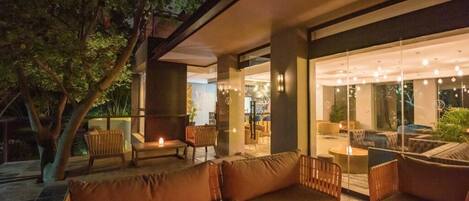 Frühstück, Mittagessen, Abendessen, lokale und internationale Küche