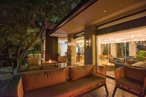 Se sirven desayunos, almuerzos y cenas; cocina local e internacional