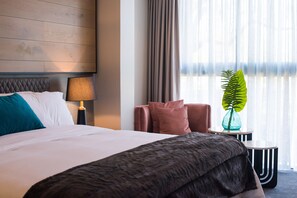 Kamar Klasik, 1 Tempat Tidur King | Seprai premium, brankas, meja kerja, dan tirai kedap cahaya