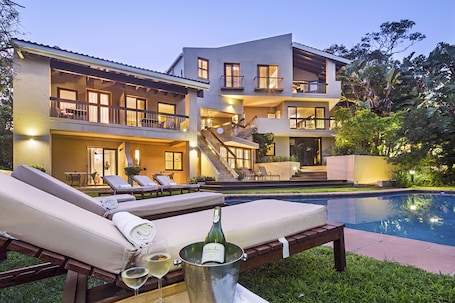 Piscina externa, espreguiçadeiras. Teremok Lodge and Spa