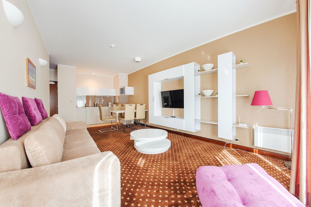 Apartamento (B 22) | Tabla de planchar con plancha y decoración individual