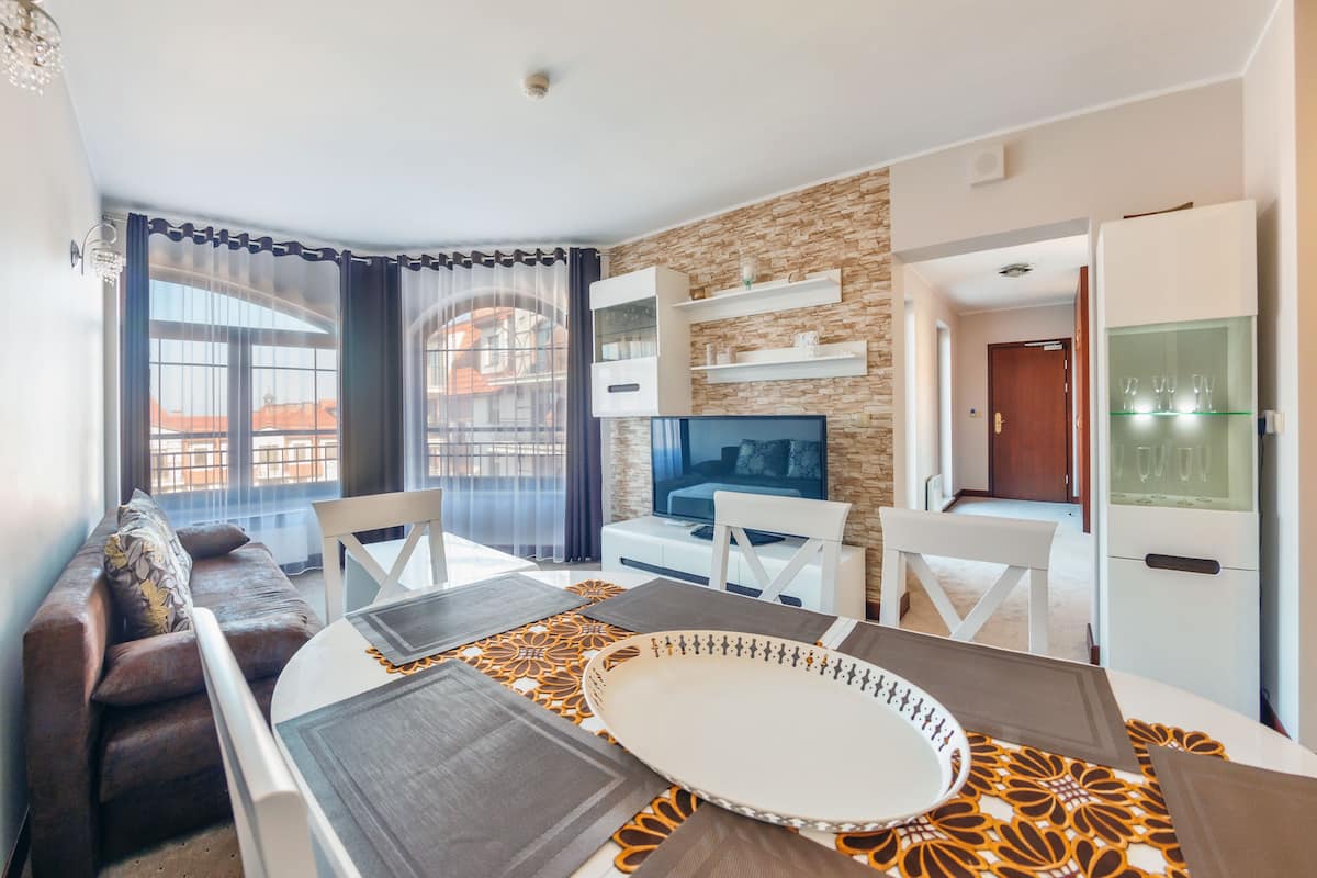 Apartamento (C 44) | Tabla de planchar con plancha y decoración individual