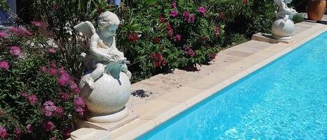 Piscine extérieure (ouverte en saison), parasols de plage