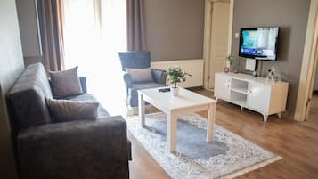 Suite, 2 Schlafzimmer | Wohnzimmer | LCD-Fernseher