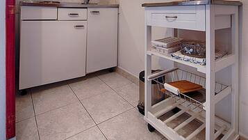 Kühlschrank, Herdplatte, Toaster, Kochgeschirr/Geschirr/Besteck