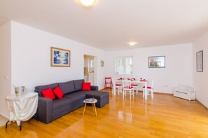 Flat-screen TV - Grand Apartment - Three Bedroom Apartment with Terrace and Partial Sea View (Dubrovnik)