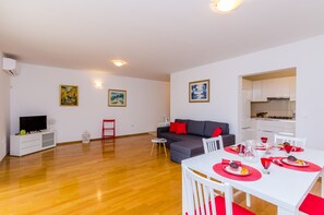 Flat-screen TV - Grand Apartment - Three Bedroom Apartment with Terrace and Partial Sea View (Dubrovnik)