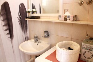 Douche, sèche-cheveux, serviettes fournies