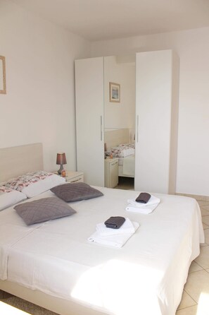 1 sovrum, internet och sängkläder