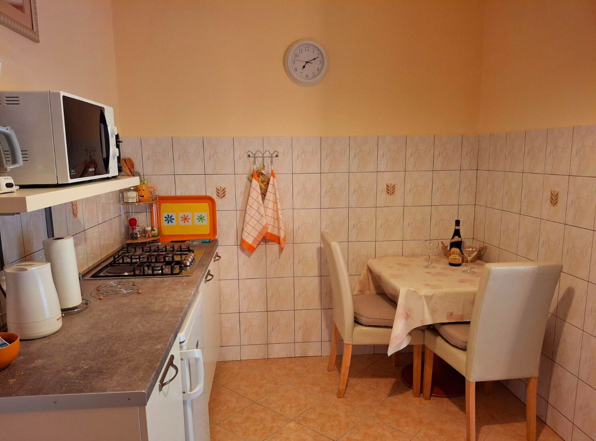 Coffee/tea maker, fridge, microwave, oven